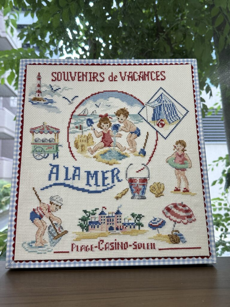 フランスのクロスステッチの図案と今人気のボタン展示会へ - ミシン