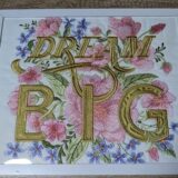 『DREAM BIG』(大きな夢を!)　メッシュパネルに刺繍を飾る✨