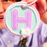 グリッターシートで作るイニシャル刺しゅうチャーム｜両面仕上げも解説