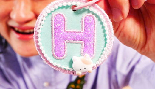 グリッターシートで作るイニシャル刺しゅうチャーム｜両面仕上げも解説